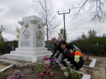 na_mogile_yablochkova2.jpg